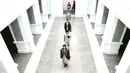 Model menampilkan kreasi busana Link Unique dalam pertunjukan langsung secara daring (livestream show) China Fashion Week 2020/2021 AW Collection di Beijing, 3 Mei 2020. Kreasi Dejin dan Link Unique ditampilkan via livestreaming tanpa penonton di lokasi karena pandemi COVID-19. (Xinhua/Chen Jianli)