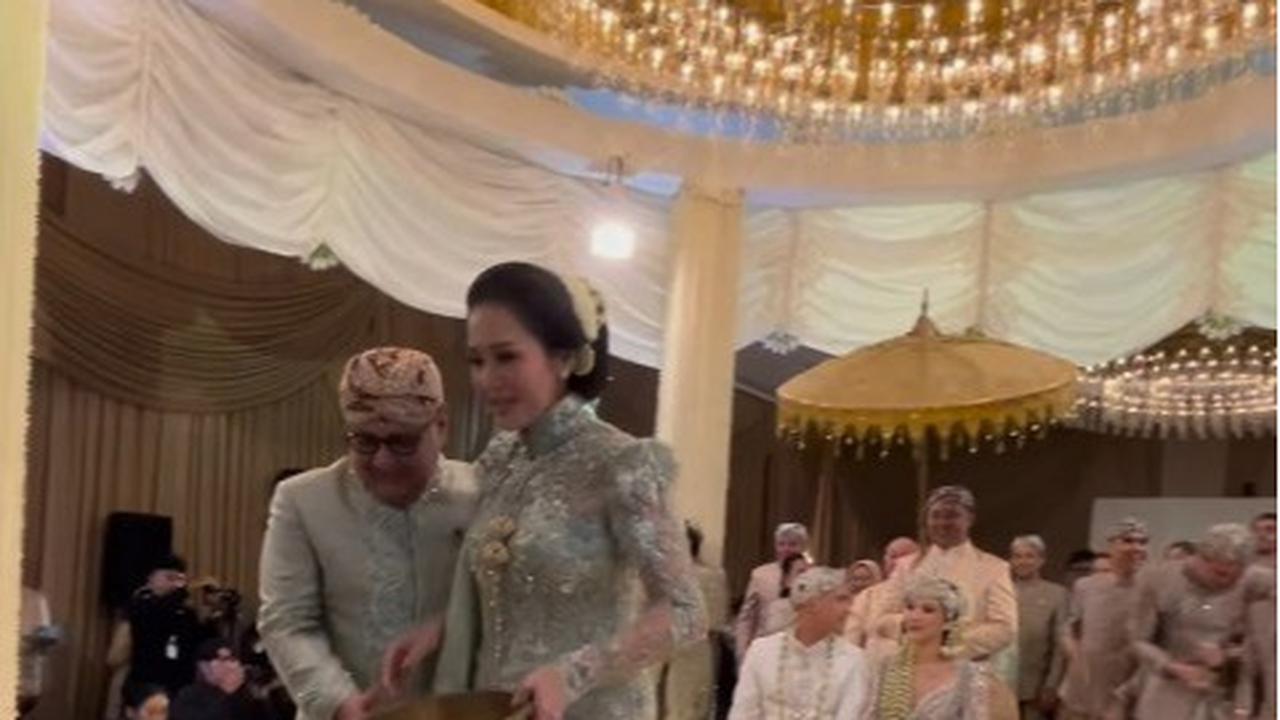 Potret Keseruan Maia Estianty dan Irwan Mussry di Momen Upacara Sawer Al Ghazali dan Alyssa Daguise, Heboh Bagi-Bagi Rezeki dengan Bahagia
