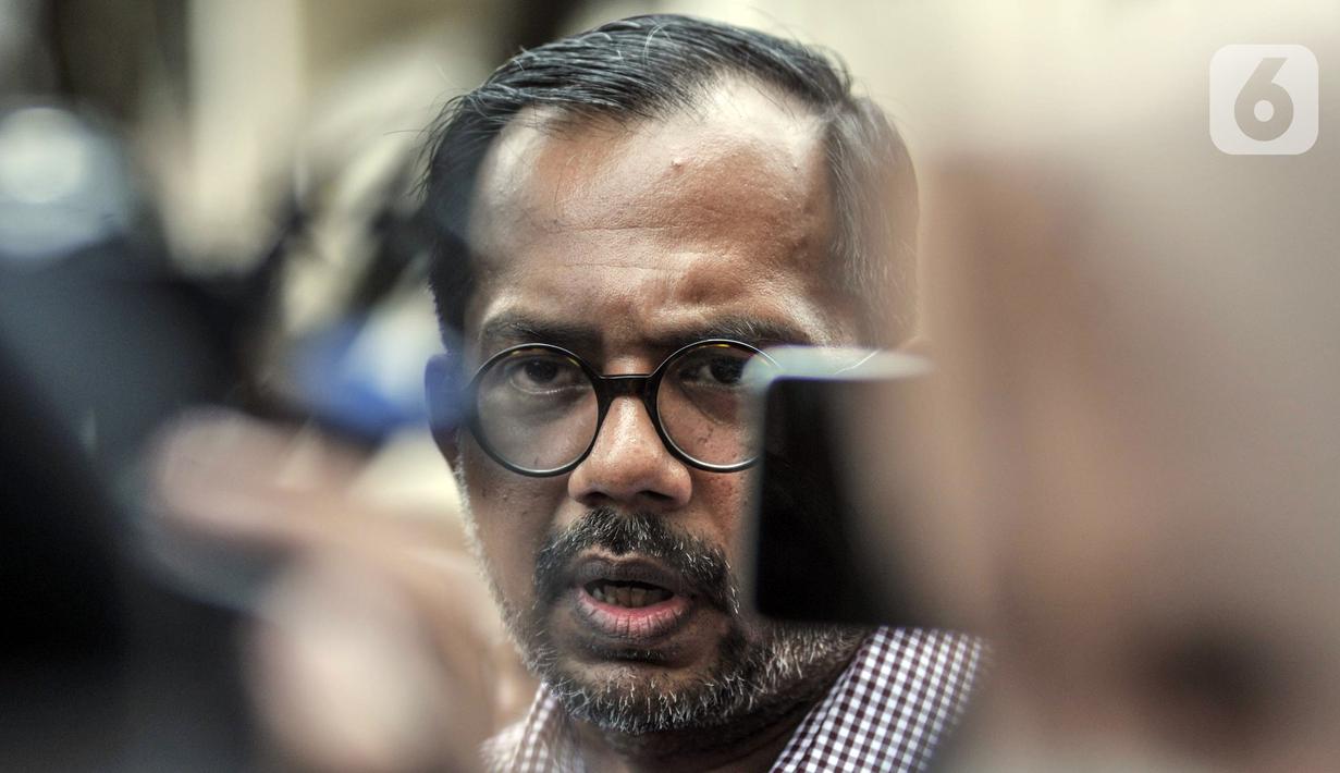 Direktur Lokataru Haris Azhar menyampaikan keterangan kepada awak media saat tiba di Polda Metro Jaya, Jakarta, Senin (21/3/2022). Luhut Binsar Pandjaitan melaporkan tayangan yang diunggah akun Youtube Haris Azhar pada 20 Agustus 2021. (merdeka.com/Iqbal S. Nugroho)