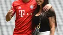 Pemain baru Bayern Munchen Philippe Coutinho (kiri) berpose bersama istrinya Aina Coutinho saat presentasi di Munich, Jerman, Senin (19/8/2019). Dalam kesepatakan pinjaman, Bayern Munchen bakal membayar biaya 8,5 juta euro atau sekitar Rp 134,3 miliar kepada Barcelona. (CHRISTOF STACHE/AFP)
