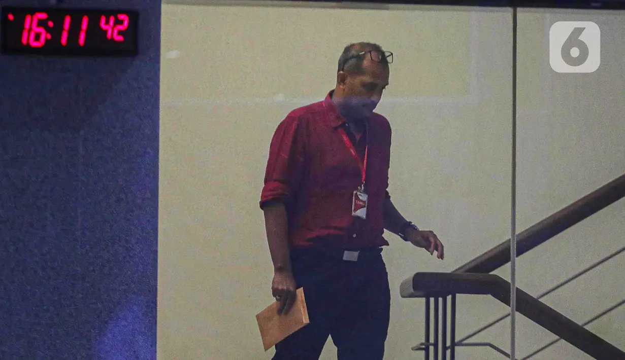 Wakil Menteri Hukum dan HAM (Wamenkumham) Edward Omar Sharif Hiariej atau Eddy Hiariej menuruni tangga gedung Merah Putih Komisi Pemberantasan Korupsi (KPK), Jakarta, Senin (4/12/2023). (Liputan6.com/Faizal Fanani)