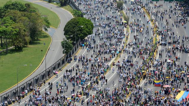 Pembakaran dan Blokir Jalan Warnai Aksi Protes Lanjutan di Venezuela