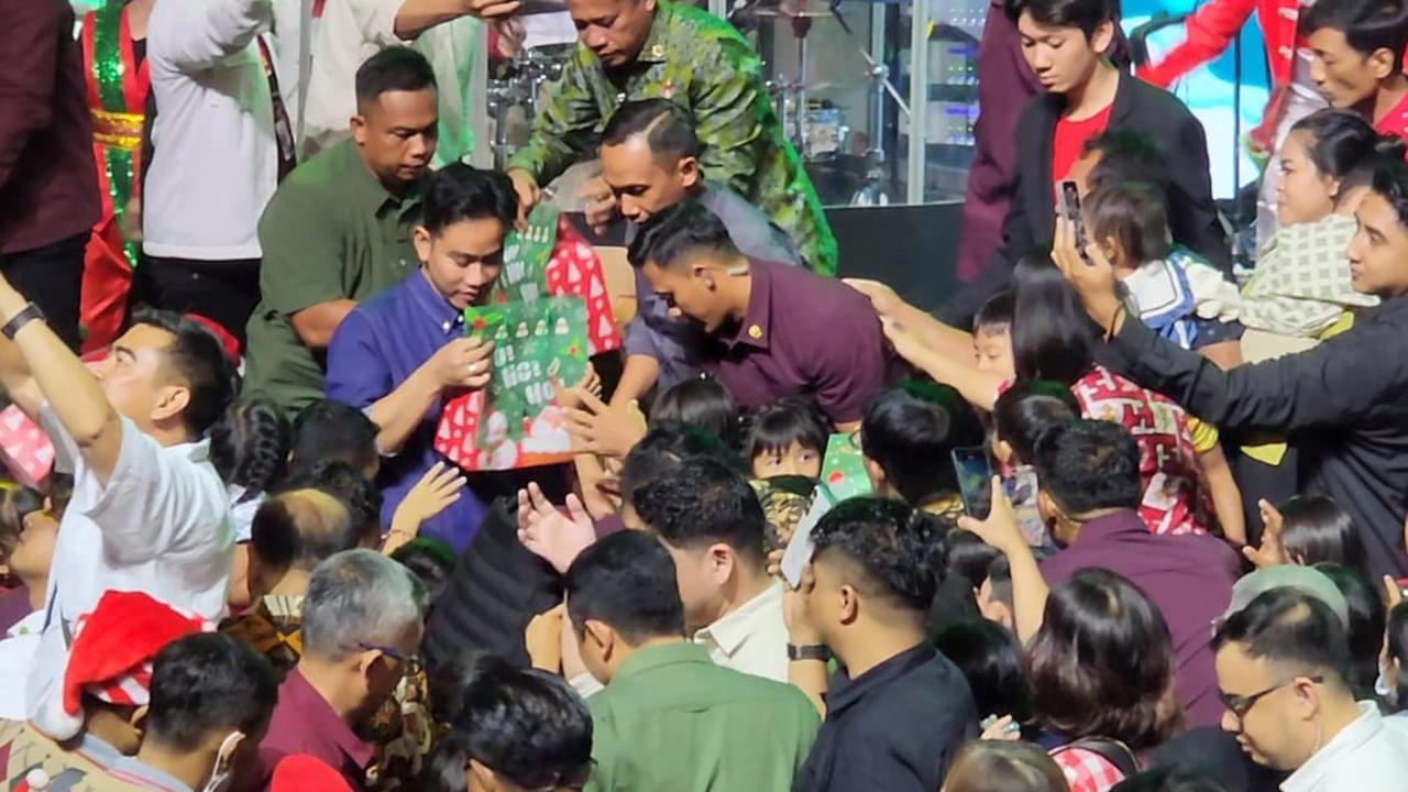 VIDEO: Ekspresi Gibran Didoakan Pendeta Bersama Umat Kristiani di Gereja Surakarta