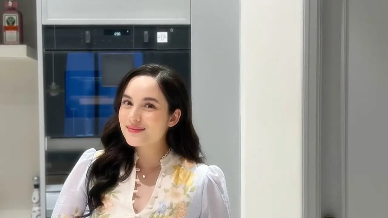 Chelsea Islan Tampil Menawan dengan Floral Dress Saat Dapat Kejutan Baby Shower dari Jessica Mila dan Sahabat