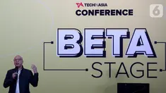 Managing Director Head of Digital Banking, PT Bank DBS Indonesia Leonardo Koesmanto memberikan paparan pada Konferensi Tech in Asia Jakarta 2019, Rabu (9/10/2019). DBS Indonesia membagikan strategi transformasi bank dalam sesi “Balancing Between Junior and Senior Talent”. (Liputan6.com/Fery Pradolo)