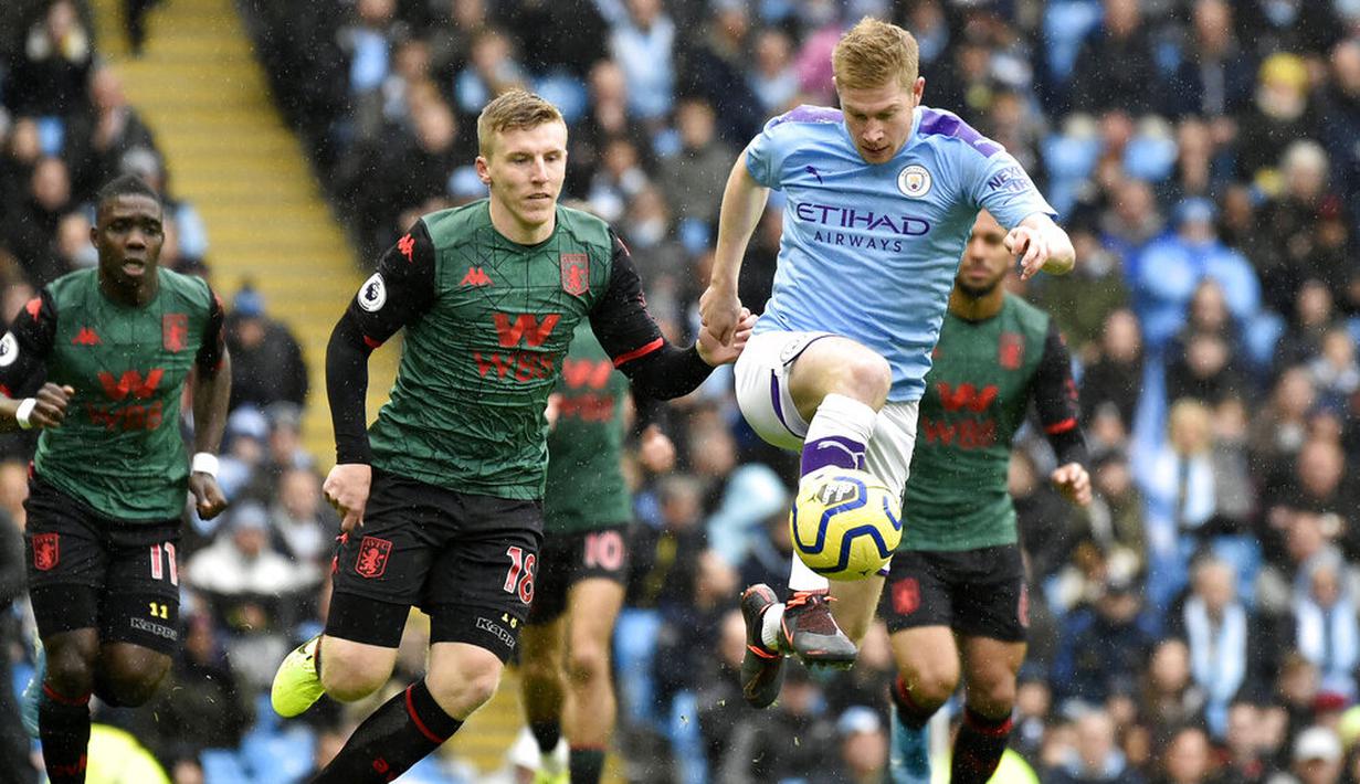 Gelandang Manchester City, Kevin De Bruyne, mengontrol bola ke gawang Aston Villa pada laga Premier League 2019 di Stadion Etihad, Sabtu (26/10). Manchester City menang 3-0 atas Aston Villa. (AP/Rui Vieira)