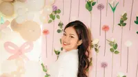 Hangatnya persahabatan pemain sinetron Mermaid in Love. Rayakan ulang tahun Rebecca Klopper dengan busana earth tone elegan. [@deswitamaharani80/@rklopperr].