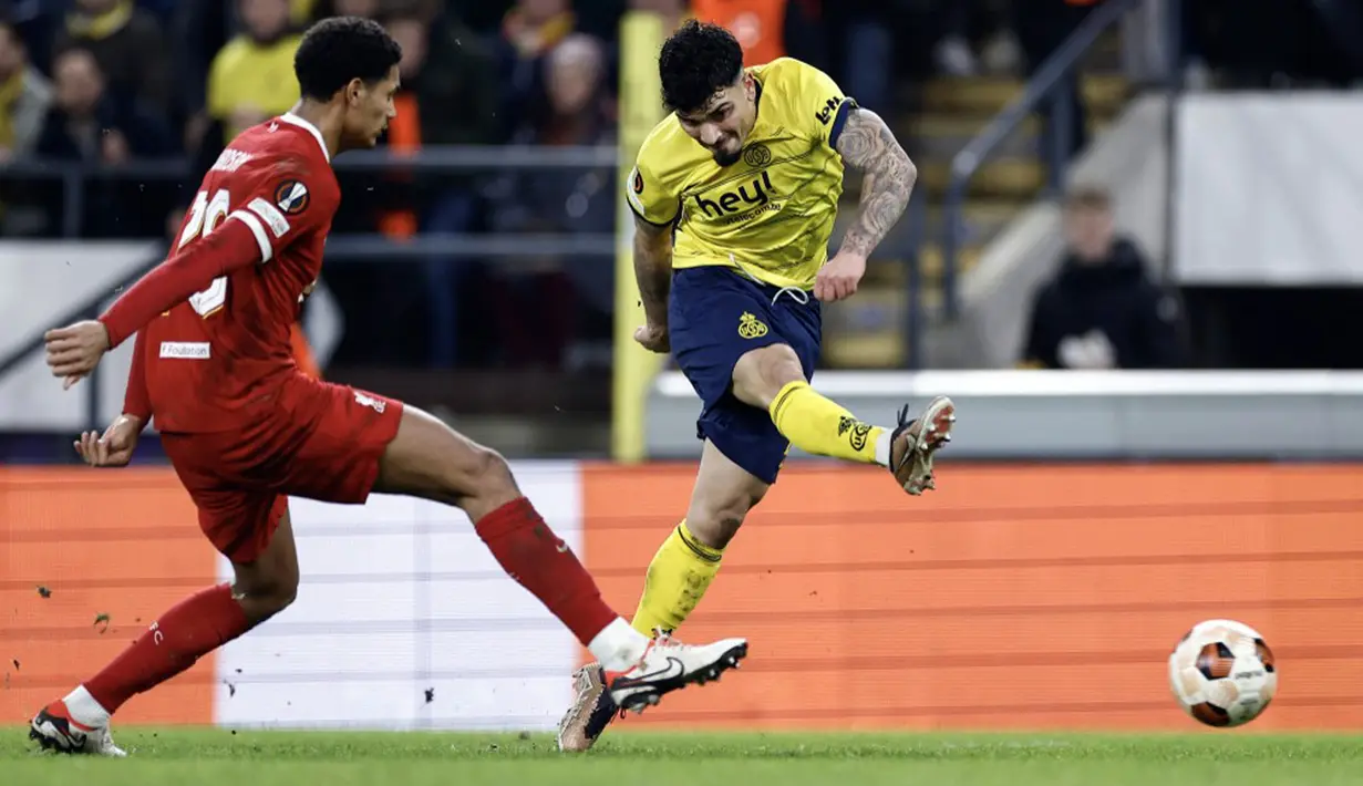 Meski kalah, Liverpool yang sudah memastikan lolos ke 16 besar tetap berada di puncak klasemen grup. (Kenzo TRIBOUILLARD/AFP)