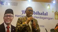 Menteri Perdagangan (Mendag) Zulkifli Hasan dalam acara Halal Bihalal di Kantor Kementerian Perdagangan, Jakarta pada Kamis (25/4/2024).&nbsp;(Tasha/Liputan6.com)