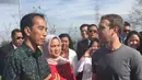 Presiden Jokowi berbincang dengan pendiri sekaligus CEO Facebook, Mark Zuckerberg saat berkunjung ke kantor Facebook di Silicon Valley, Rabu (17/2). Dalam kunjungan itu, Jokowi disambut langsung oleh Mark Zuckerberg di sebuah taman. (Setpres/Biro Pers)