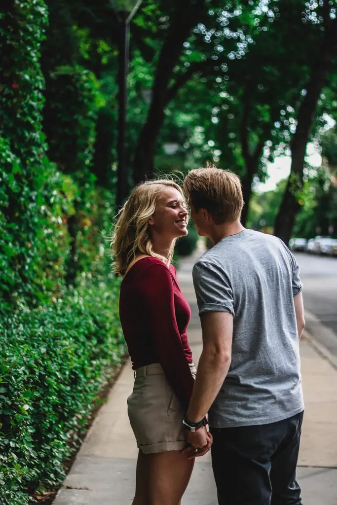 Bukti-bukti kalau kamu jatuh cinta sama orang lain saat kamu sudah punya pacar. (Foto: unsplash.com/Josh Peterson)