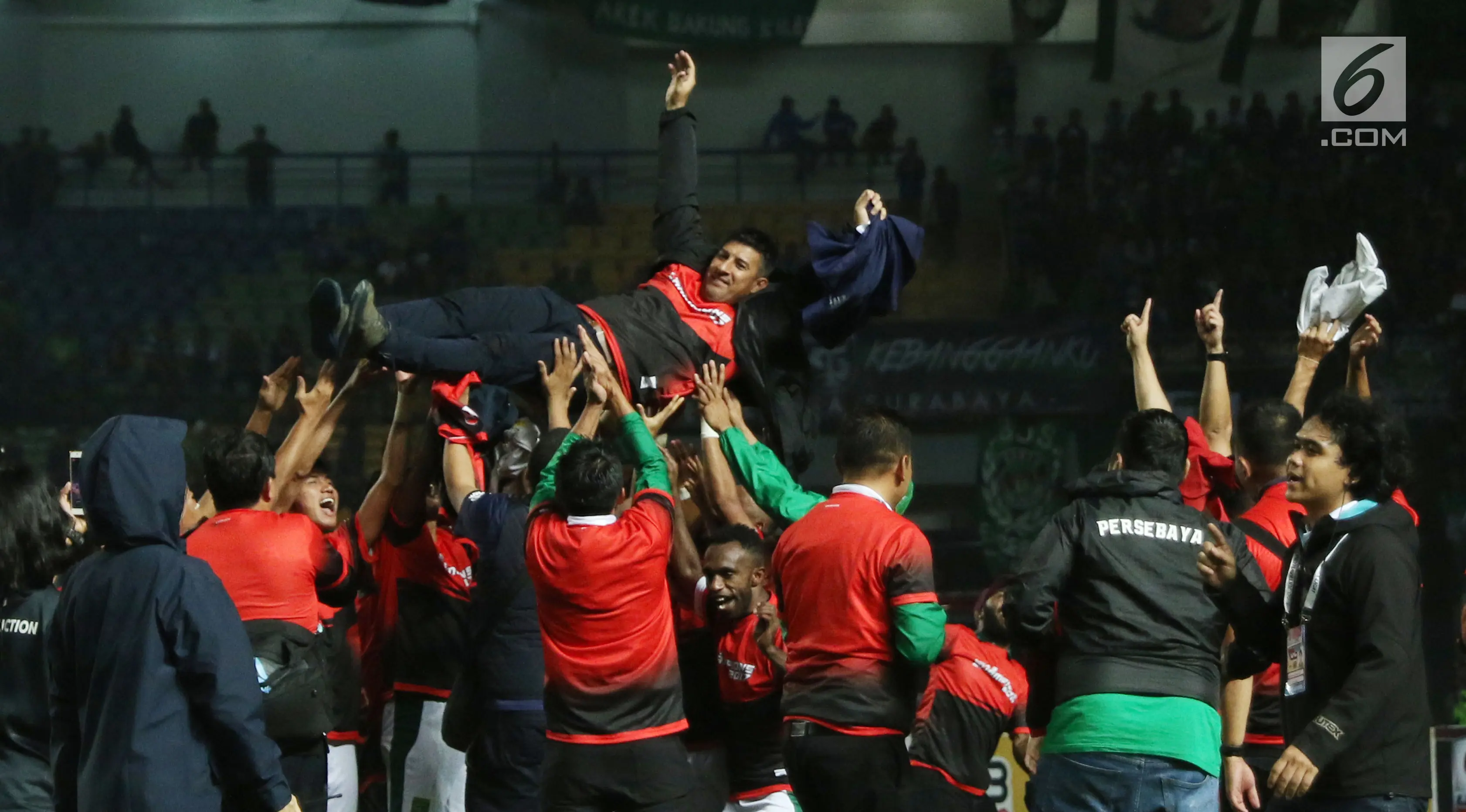 Pelatih Persebaya, Angel Alfredo Vera diangkat pemainnya usai menumbangkan PSMS Medan di Final Liga 2 Indonesia di Stadion GBLA, Bandung, Selasa (28/11). (Liputan6.com/Helmi Fithriansyah)