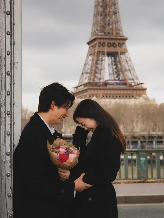 Sementara sang kekasih yang identitasnya masih dirahasikan kenakan dress dengan long coat dan boots. [@thebestphotoparis]