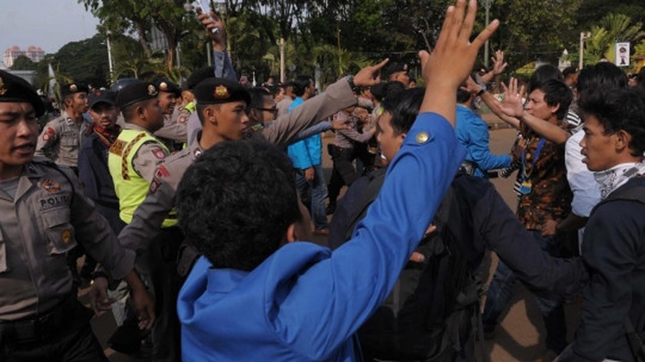 Demo setahun kinerja Jokowi-JK di Istana berujung bentrok
