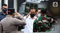 Presiden Joko Widodo saat tiba di Stasiun Bogor, Jawa Barat, Kamis (17/6/2021). Vaksinasi di Stasiun Bogor yang merupakan tempat dengan interaksi mobilitas tinggi dan wilayah aglomerasi penyangga Ibu Kota ini menyasar petugas dan pekerja stasiun serta penumpang kereta. (Liputan6.com/Herman Zakharia)