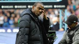 Fabrice Muamba. Akibat terkena serangan jantung saat memperkuat Bolton di Piala FA menghadapi Tottenham Hotspur pada 17 Maret 2012, gelandang lulusan Akademi Arsenal ini harus pensiun di usia 24 tahun. Keputusannya diambil usai menjalani pengobatan pada Agustus 2012. (AFP/Paul Ellis)