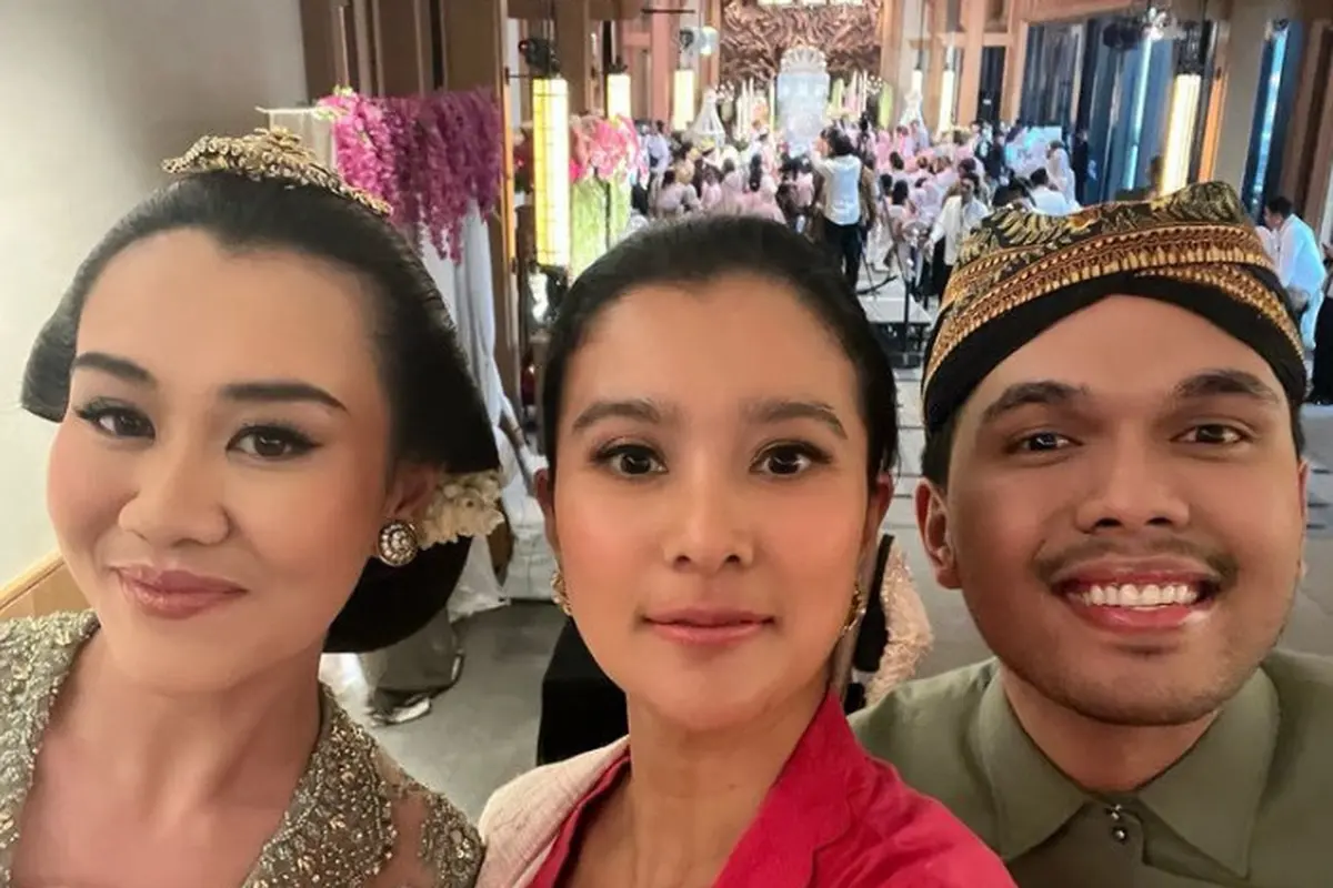 Marcella Zalianty kenakan kebaya saat Hadir Siraman Aaliyah Massaid