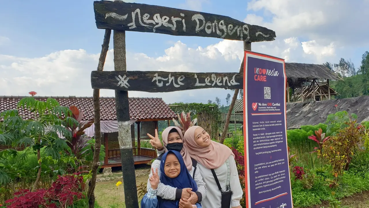 Beberapa pengunjung nampak menikmati berwisata di kawasan agro wisata Mulakeudeu, Desa Sukalaksana, Kec. Sucinaraja, Garut, Jawa Barat. (Liputan6.com/Jayadi Supriadin)