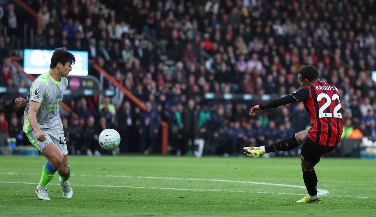 The Cityzens yang butuh kemenangan dalam laga ini malah kebobolan pada menit ke-38 melalui Eli Junior Kroupi setelah sukses mengkonversi umpan silang dari Adrien Truffert. (AP Photo/Ian Walton)