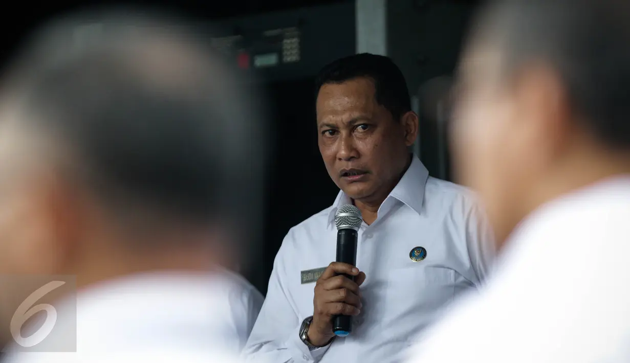 Kepala BNN Komjen Budi Waseso memberikan pengarahan pada acara pelepasan Mobil Fungsional Pemberdayaan Masyarakat di Kantor BNN, Jakarta, Senin (5/12). Mobil minibus itu diserahkan BNN ke BNNP DKI Jakarta dan BNNP Banten. (Liputan6.com/Faizal Fanani)
