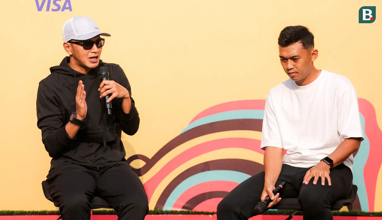 Dua legenda Persib Bandung, Zaenal Arif (kiri) dan Abdul Aziz (kanan) saat mengisi acara talk show dalam rangkaian acara Trophy Tour Experience menyambut Piala Dunia U-17 2023 di Cikapayang Dago Park, Bandung, Minggu (22/10/2023) pagi WIB. (Bola.com/Bagaskara Lazuardi)