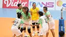 Selebrasi para pemain Green Wolves, tim Raffi Ahmad, pada pertandingan cabor bola voli Turnamen Olahraga Selebriti Indonesia (TOSI) yang berlangsung di Kelapa Dua Sport Center, Tangerang, Minggu (13/10/2024).