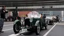 Mobil antik Aston Martin 1,5 International tahun 1930 dipajang di jembatan Nihonbashi selama Japan Classic Automobile 2016 di Tokyo, Jepang (3/4). Pameran mobil klasik ini diadakan dibawah pohoh sakura. (AFP/Toshifumi Kitamura)