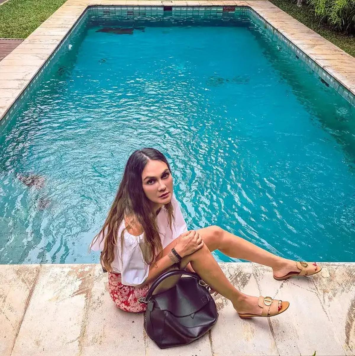 11 Inspirasi Outfit dengan Sandal ala Luna Maya, Cocok Ditiru untuk Liburan