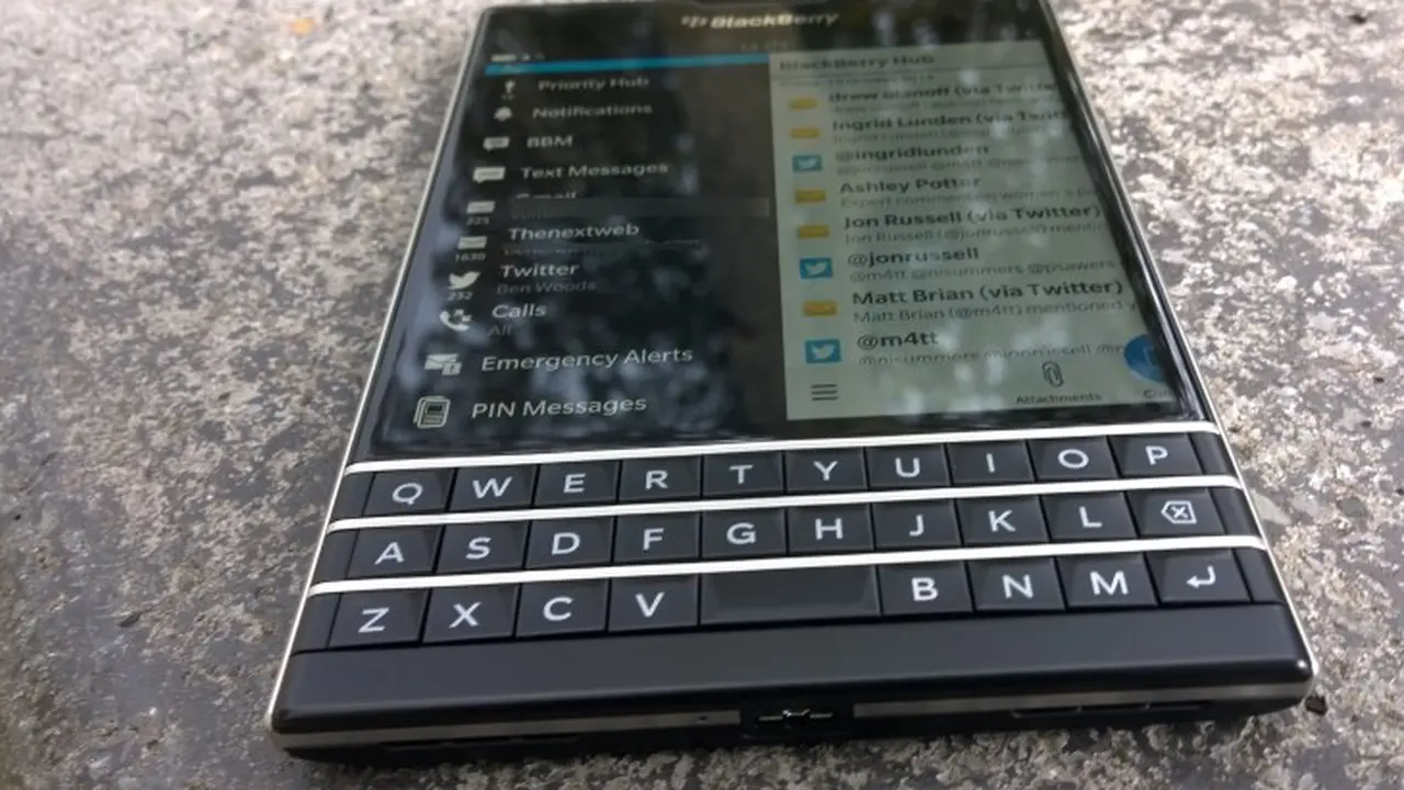 Menilik Kemampuan Ajaib Keyboard Fisik BlackBerry Passport