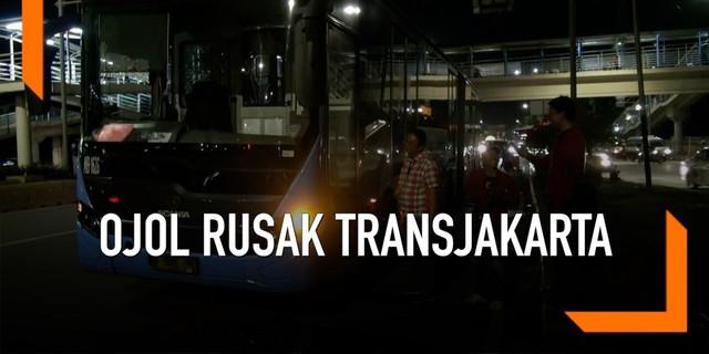 VIDEO: Tersenggol, Ojek Online Hancurkan Bus Transjakarta