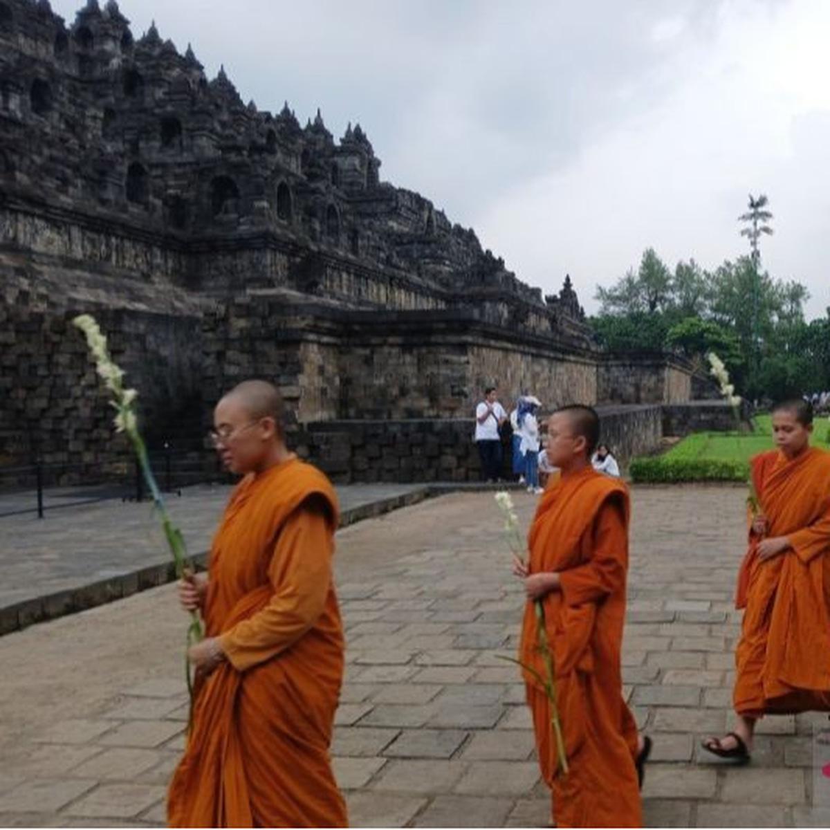 Ribuan Umat Buddha Rayakan Magha Puja di Candi Borobudur