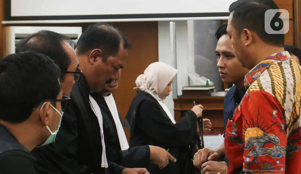 Terdakwa kasus dugaan pembunuhan berencana terhadap Brigadir Nofriansyah Yosua Hutabarat, Richard Eliezer berbincang dengan kuasa hukum saat dihadirkan menjadi saksi dengan terdakwa Kuwat Ma'ruf dan Ricky Rizal di Pengadilan Negeri Jakarta Selatan, Jakarta, Kamis (30/11/2022). Dalam persidangan hari ini, ketiga terdakwa saling bergantian menjadi saksi untuk memberikan keterangan dalam sidang. (Liputan6.com/Herman Zakharia)