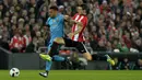 Pemain Athletic Bilbao, Aritz Aduriz (kanan) dan Pemain Barcelona, Daniel Alves da Silva  berebut bola pada Leg pertama perempat final Copa Del Rey di Stadion San Mames, Bilbao, Spanyol , Kamis (21/1/2016) dini hari WIB. (REUTERS/Vincent West)