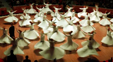 Para penari Sema berputar-putar saat tampil dalam upacara ritual peringatan 743 tahun kematian Maulana Jalaluddin Rumi di Konya, Turki (7/12). Tarian Sema merupakan tarian sufi yang sangat religius dari Timur Tengah. (Reuters/Murad Sezer)
