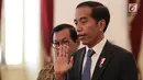 Presiden Jokowi memberikan keterangan seusai bertemu CEO Bukalapak Achmad Zaky di Istana Merdeka, Sabtu (16/2). Jokowi mengaku tidak terbawa perasaan karena cuitan Zaky soal kritik bujet research & development (R&D) Indonesia. (Liputan6.com/Angga Yuniar)