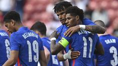 Striker Inggris, Marcus Rashford (kanan) bersama Tyron Mings merayakan gol yang dicetaknya ke gawang Rumania dalam laga uji coba menjelang berlangsungnya Euro 2020 di Riverside Stadium, Middlesbrough, Minggu (6/6/2021). Inggris menang 1-0 atas Rumania. (AP/Paul Ellis/Pool)