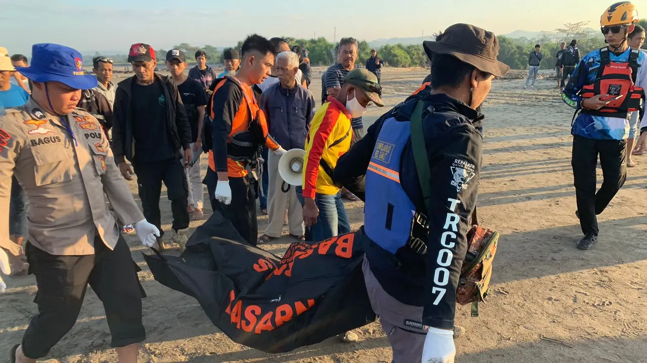 Anggota Tim SAR Gabungan berhasil menemukan Farhan (17), salah satu wisatawan asal Cibeunying, Kabupaten Bandung, yang tenggelam di Pantai Karang Papak, Cikelet, Garut. (Liputan6.com/Jayadi Supriadin)