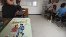 Anak-anak sekolah mengikuti pelajaran bahasa Inggris di sekolah swasta Birkhadem, di luar Aljazair, Rabu (21/9/2022). Anak-anak Aljazair kembali ke sekolah untuk pertama kalinya setelah pada bulan lalu presiden memerintahkan sekolah beralih dari mengajar bahasa Prancis sebagai bahasa kedua bersama bahasa Arab ke bahasa Inggris sebagai gantinya. (AP Photo/Fateh Guidoum)