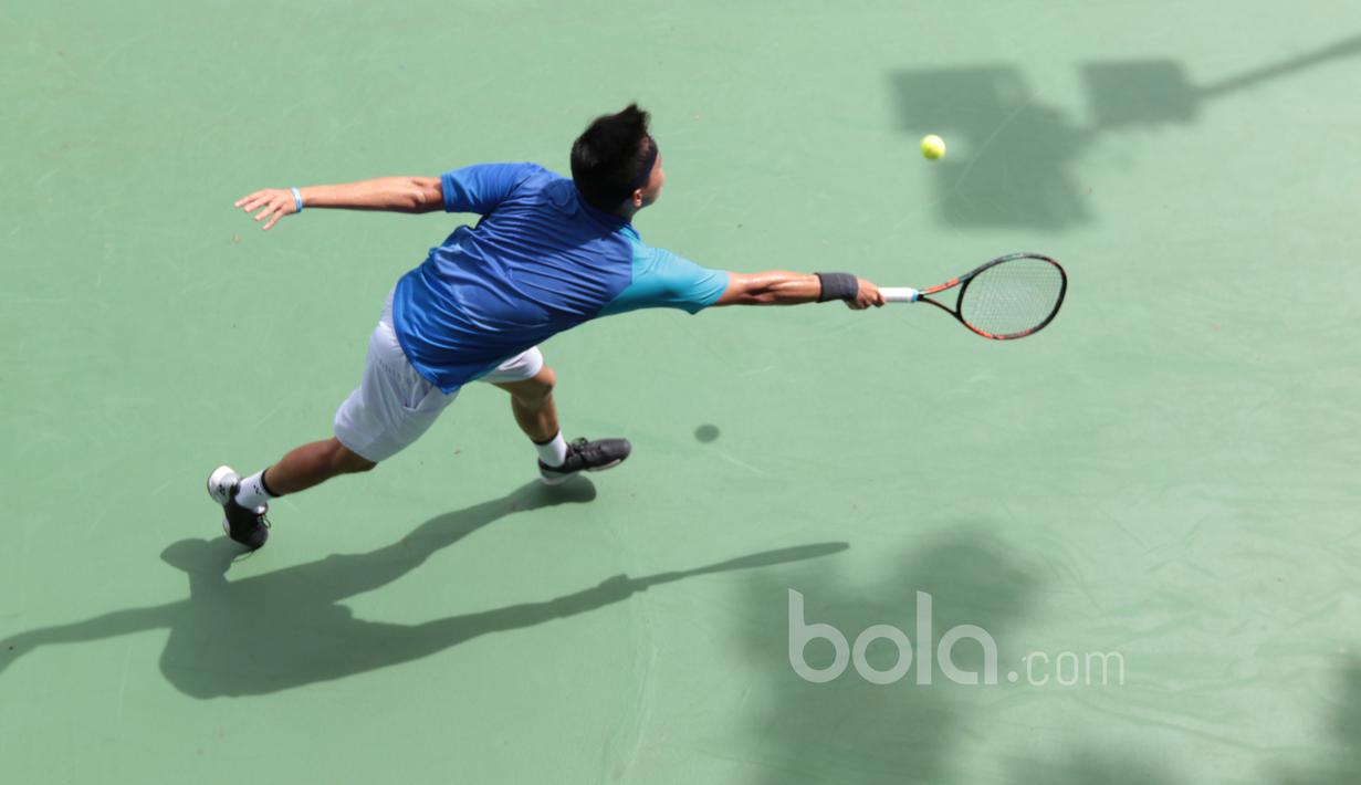Petenis Indonesia, David Susanto mencoba mengembalikan bola saat melawan petenis Prancis, Enzo Couacaud pada laga perdelapan final Combiphar Indonesia Open 2017 di Hotel Sultan, Rabu (8/2/2017). David kalah 6-4, 3-6, 6-4. (Bola.com/Nicklas Hanoatubun)