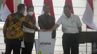Presiden Joko Widodo (kedua kanan) didampingi Menteri Kesehatan Budi Gunadi Sadikin (kedua kiri), Menko Marves Luhut Pandjaitan (kanan) dan Direktur Utama Etana Biotechnologies Indonesia Nathan Tirtana (kiri) meresmikan pabrik biofarmasi di kawasan Industri Pulo Gadung, Jakarta (7/10/2022). (Liputan6.com/HO)