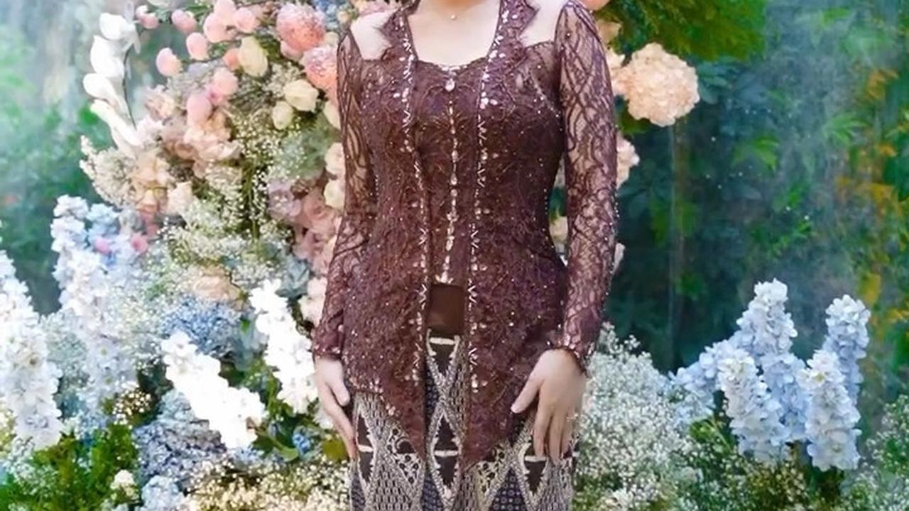 Potret Cantik Celine Evangelista Pakai Kebaya Jawa dengan Bordir Nama Sendiri di Belakang