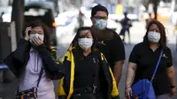 Sejumlah warga mengenakan masker saat berjalan di pusat perbelanjaan Myeongdong di Seoul, Korea Selatan, Rabu (3/6/2015). Korea Selatan siaga satu menghadapi wabah virus mematikan Middle East Respiratory Syndrome (MERS). (REUTERS/Kim Hong-Ji)