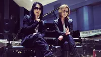 Hyde L'Arc-en-Ciel dan Yoshiki X Japan, dua musikus rock ternama di Jepang. (Instagram - @hydeofficial / @yoshikiofficial)