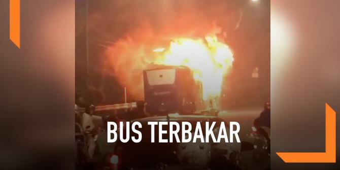 VIDEO: Bus Transjakarta Terbakar di Pasar Baru