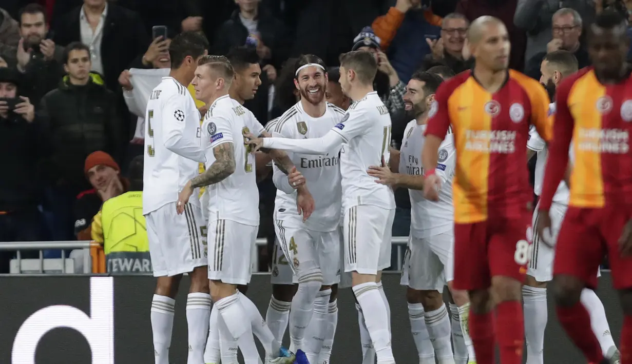 Bek Real Madrid, Sergio Ramos (keempat kiri) berselebrasi bersama rekan-rekannya setelah mencetak gol ke gawang Galatasaray pada pertandingan Grup A Liga Champions di stadion Santiago Bernabeu, Spanyol (6/11/2019). Madrid menang telak 6-0 atas Galatasaray. (AP Photo/Manu Fernandez)