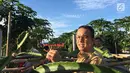 Gubernur DKI Jakarta, Anies Baswedan memanen buah naga di area pertanian kawasan Cakung, Jakarta Timur, Selasa (23/1). Sebelumnya, Anies bak petani memakai caping dan arit untuk memanen padi. (Liputan6.com/Devira Prastiwi)
