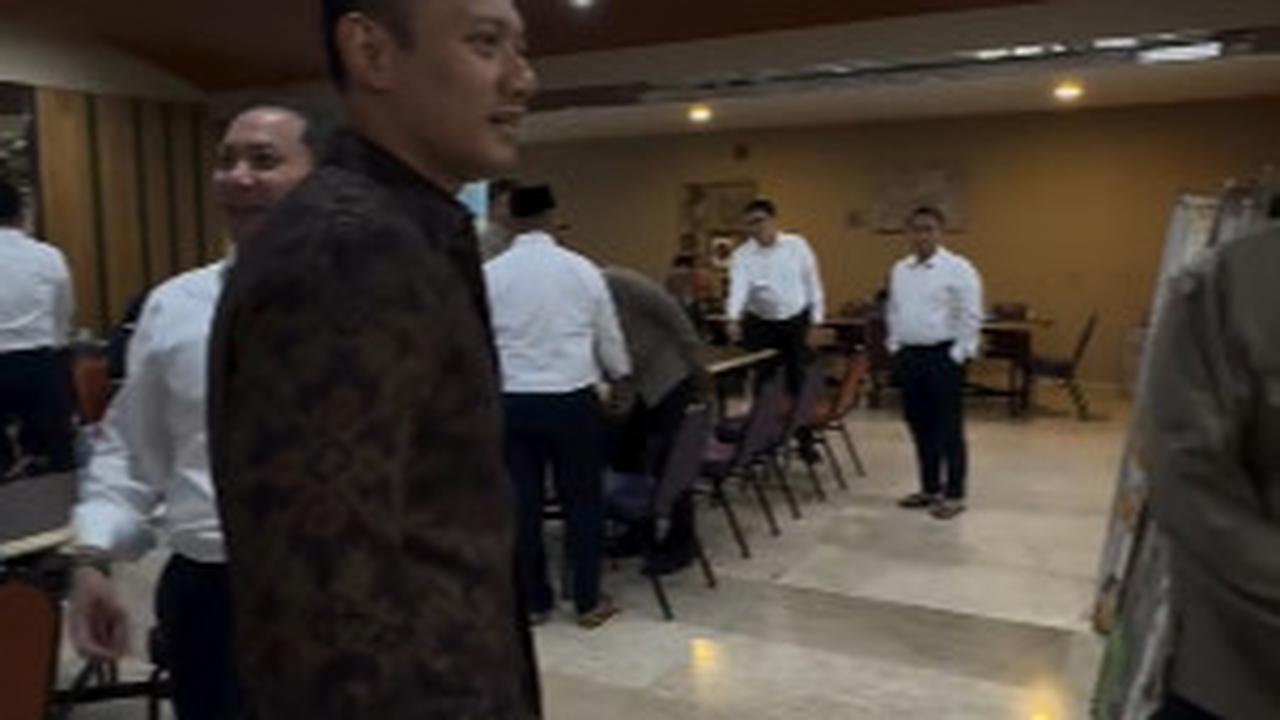 Menteri AHY Antre di Kantin Kantor Beli Makan Siang
