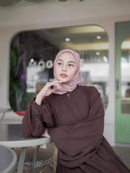 Dara Arafah saat berpose dengan busana muslimah berwarna coklat dan mengunggahnya ke Instagram dengan keterangan, “Assalamualaikum. Gak jawab dosa”. (Instagram/daraarafah)