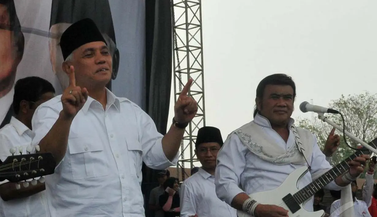 Rhoma Irama menggoyang warga Serang, Banten, dalam kampanye bersama Hatta Rajasa di Stadion Maulana Yusuf, Kamis (5/6/2014) (Liputan6.com/Johan Tallo).