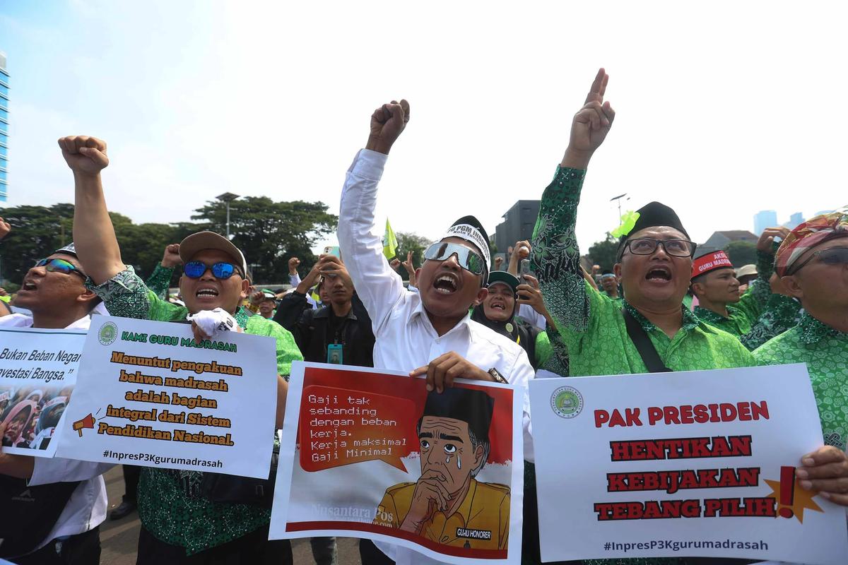 FOTO: Aksi Guru Madrasah Swasta di Depan Gedung DPR